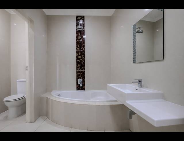 6 BEDROOM FREEHOLD FOR SALE IN BRYANSTON